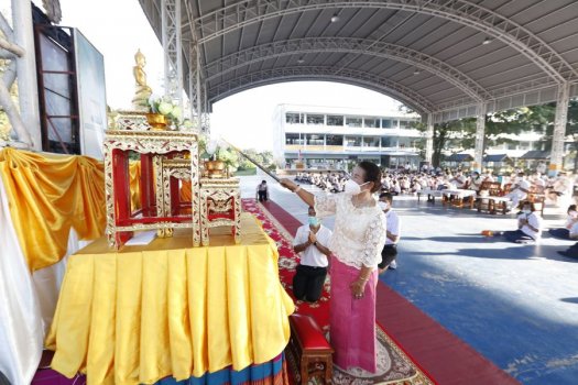 ทำบุญตักบาตร เนื่องในวันออกพรรษาเพื่อส่งเสริมประเพณีทางพระพุทธศาสนา